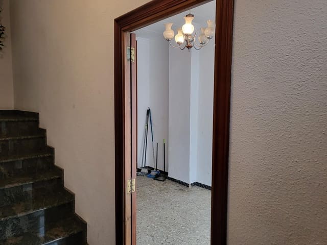 5 bedroom Apartment for sale in Alzira with garage - € 155,000 (Ref: 9738534)