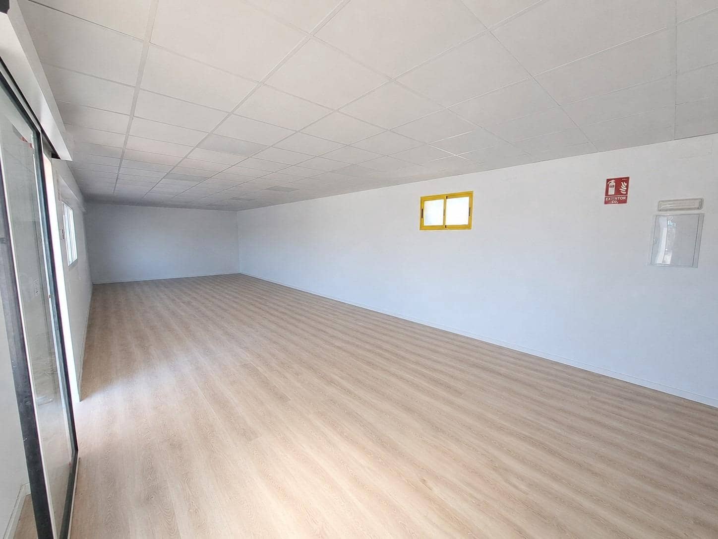 Commercial for rent in Carcaixent - € 800 (Ref: 9839225)