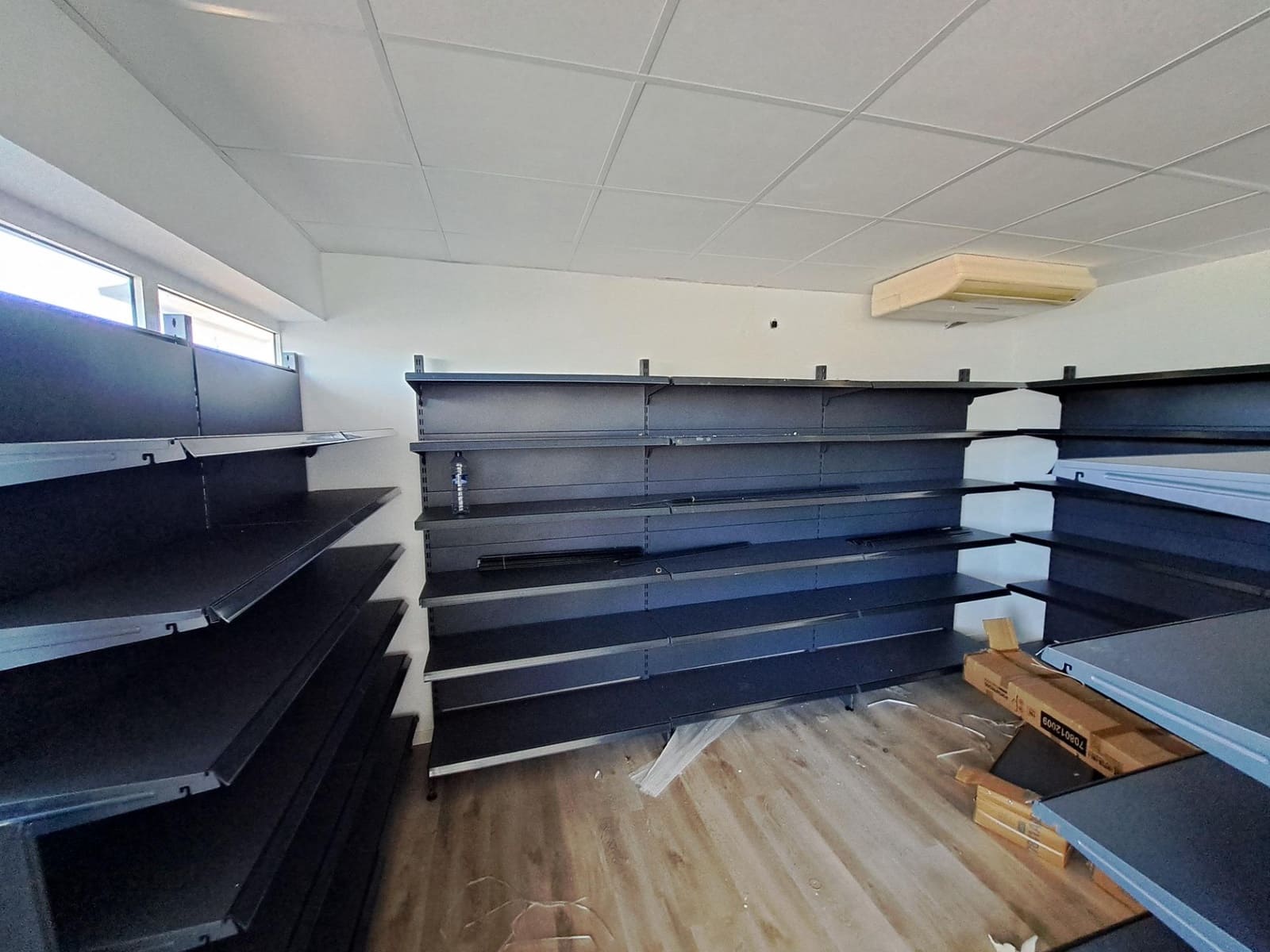 Commercial for rent in Carcaixent - € 800 (Ref: 9839225)