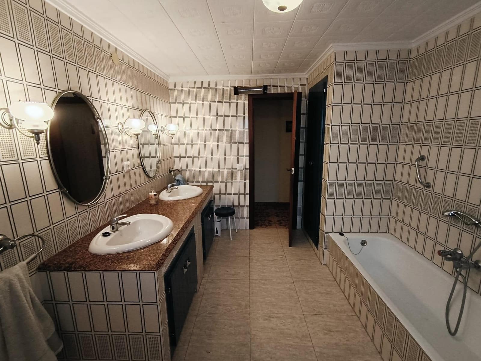 5 bedroom Villa for sale in Alzira with garage - € 335,000 (Ref: 9839226)