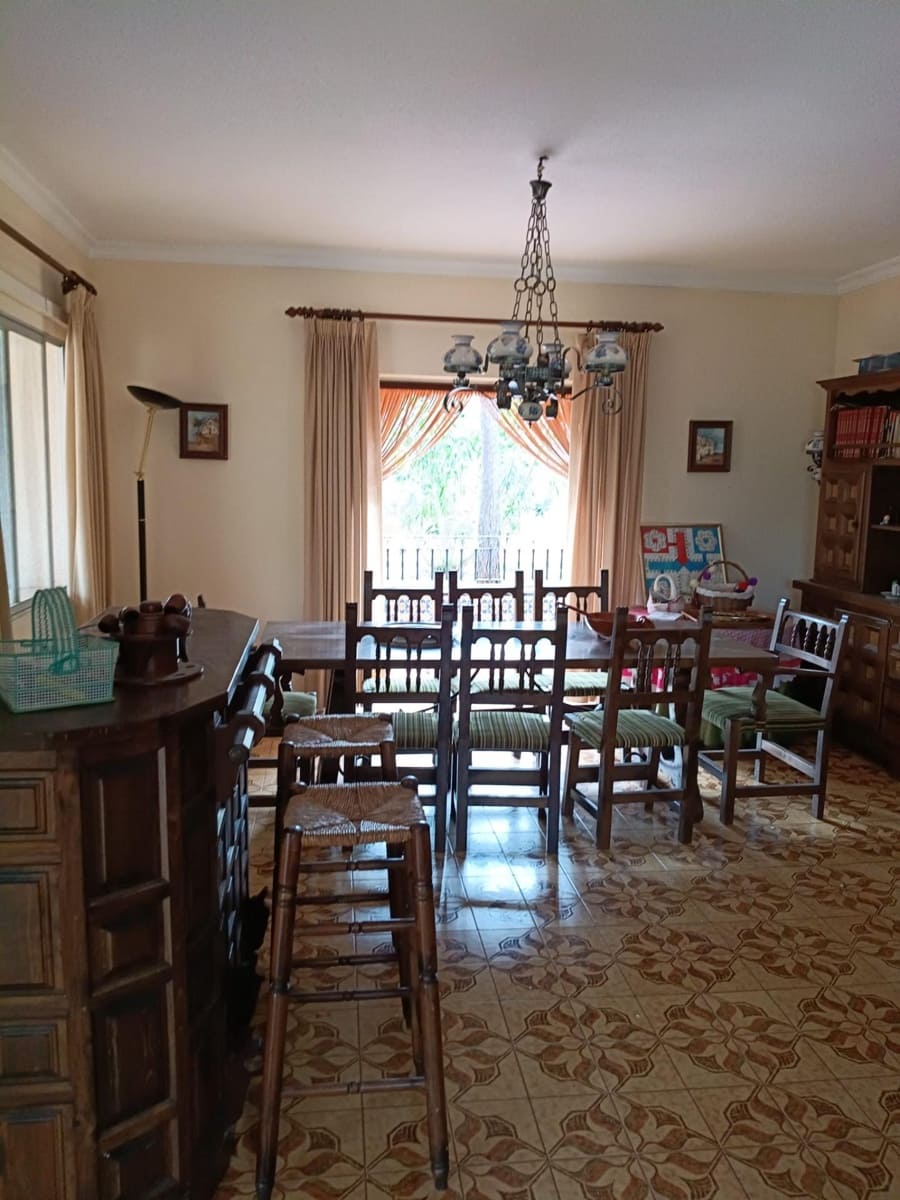 5 bedroom Villa for sale in Alzira with garage - € 335,000 (Ref: 9839226)
