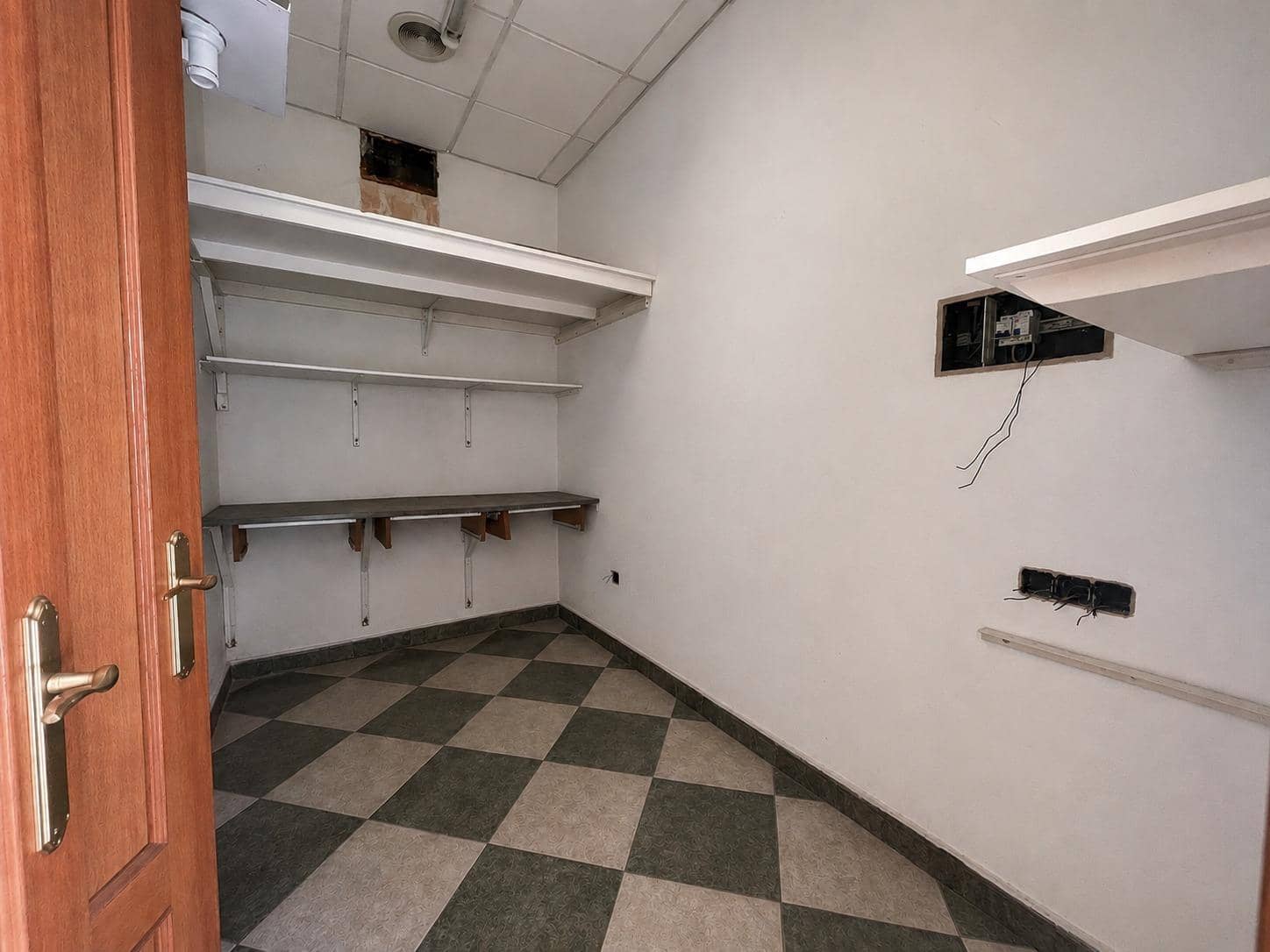 Commercial for rent in Carcaixent - € 400 (Ref: 9873481)