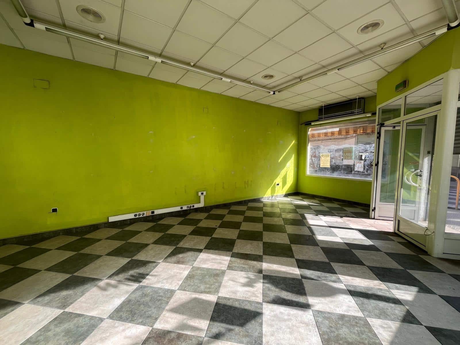 Commercial for rent in Carcaixent - € 400 (Ref: 9873481)