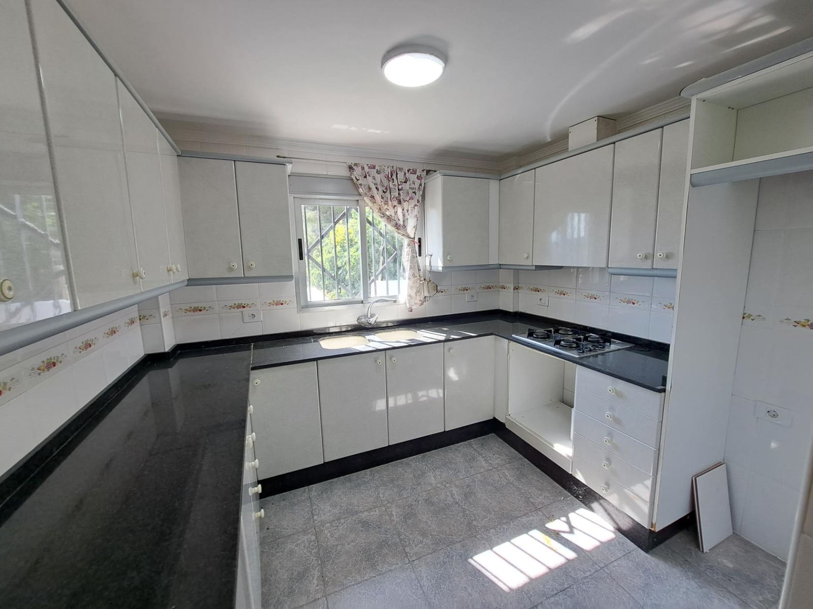 6 quarto Moradia para venda em Alzira com piscina garagem - 190 000 € (Ref: 9990711)