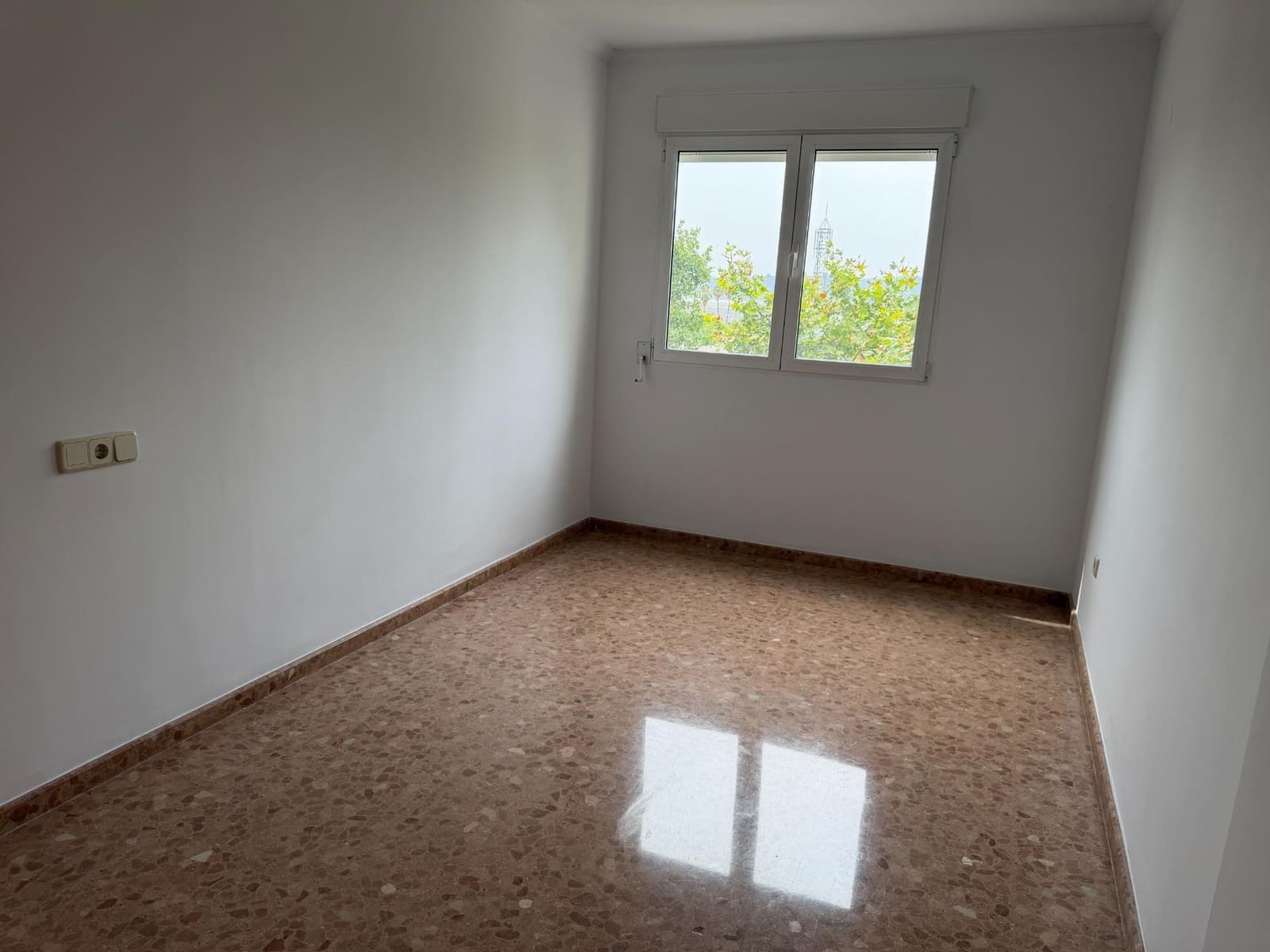 4 slaapkamer Flat te huur in Xativa met garage - € 850 (Ref: 9990712)