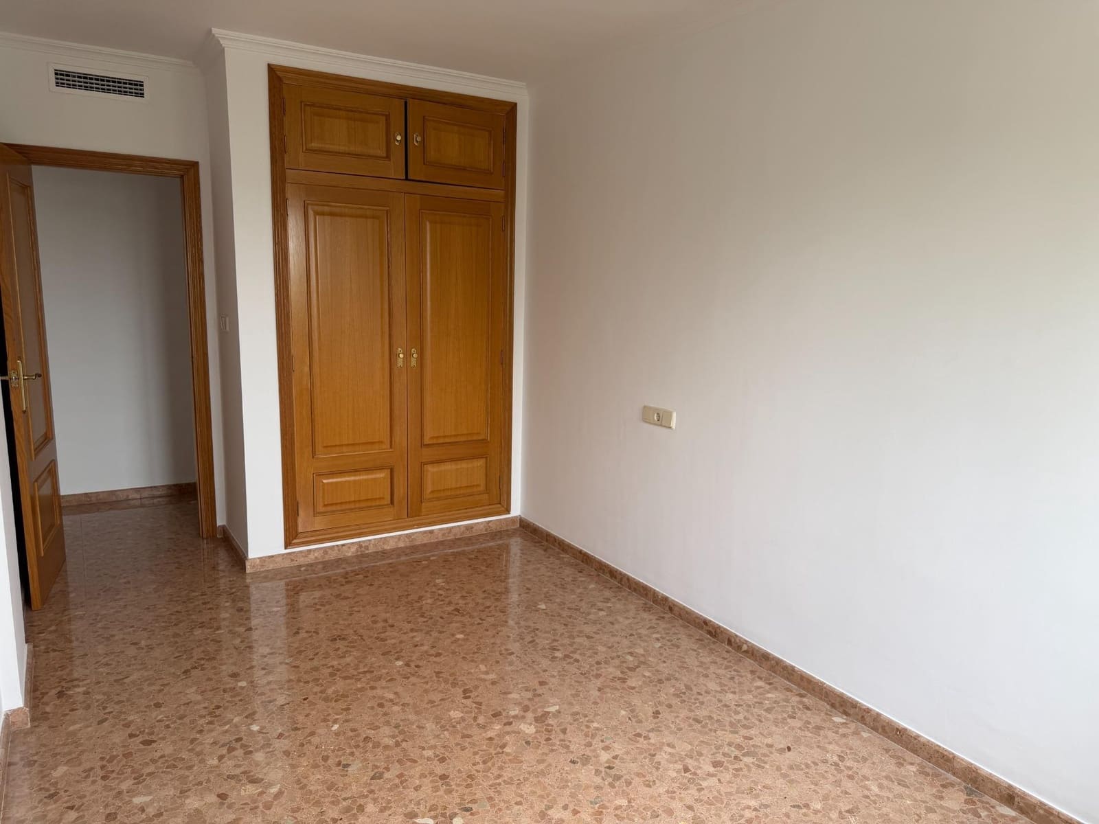4 slaapkamer Flat te huur in Xativa met garage - € 850 (Ref: 9990712)