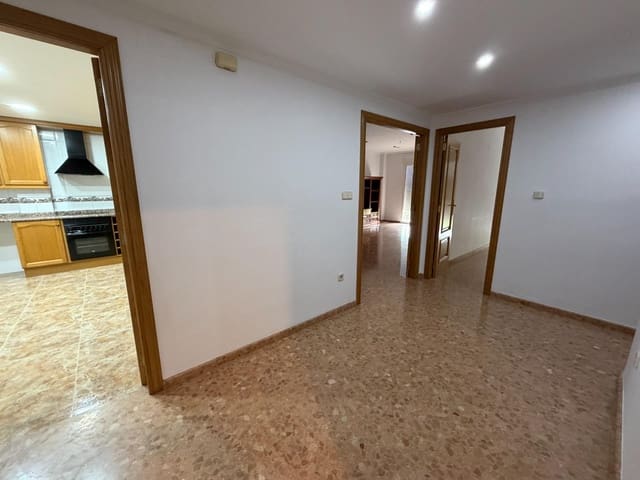 4 slaapkamer Flat te huur in Xàtiva met garage - € 850 (Ref: 9990712)