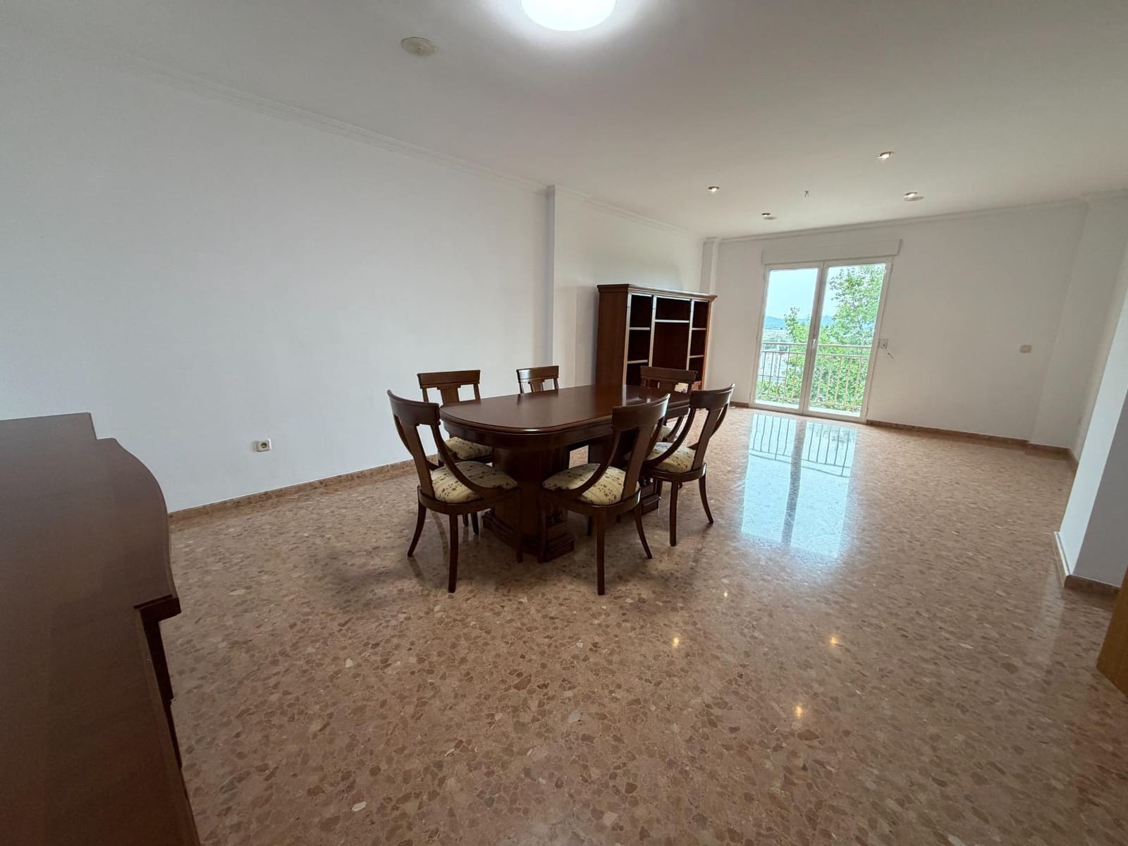 4 slaapkamer Flat te huur in Xativa met garage - € 850 (Ref: 9990712)