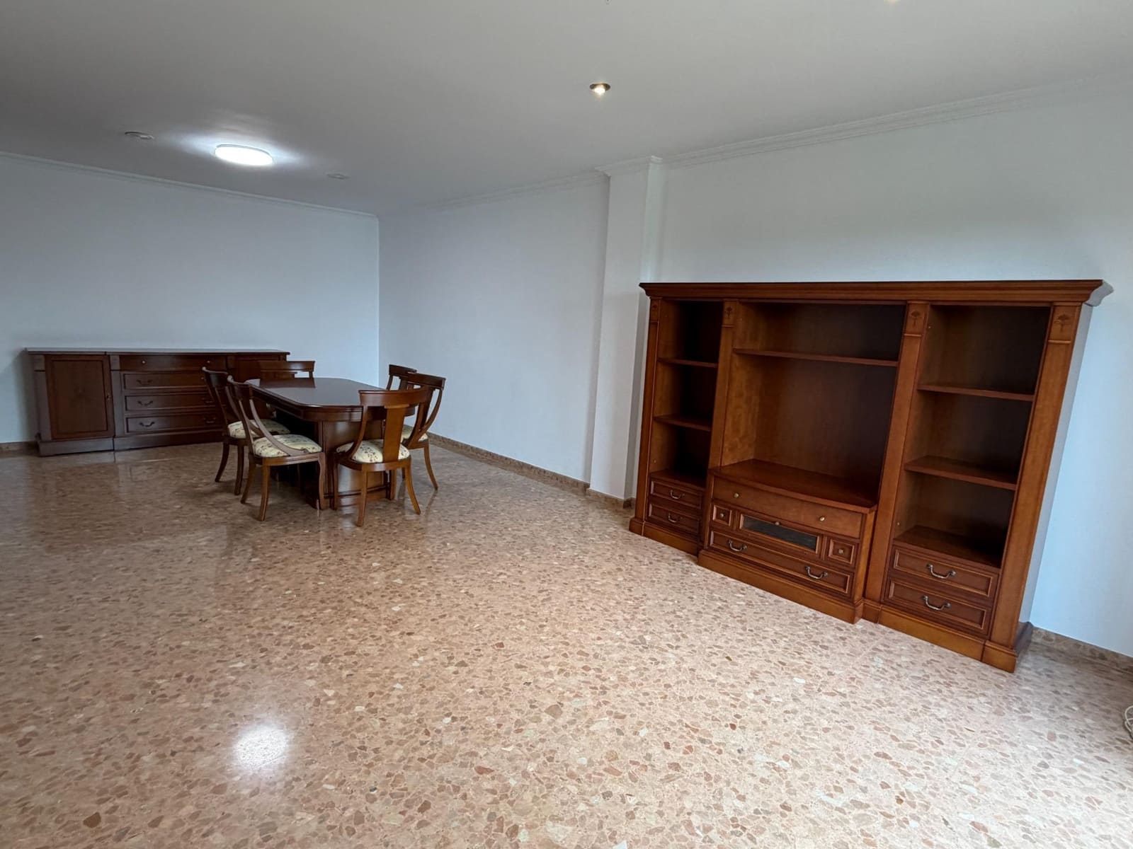 4 slaapkamer Flat te huur in Xativa met garage - € 850 (Ref: 9990712)