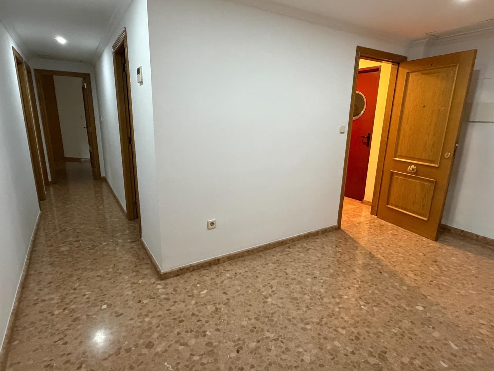 4 slaapkamer Flat te huur in Xativa met garage - € 850 (Ref: 9990712)