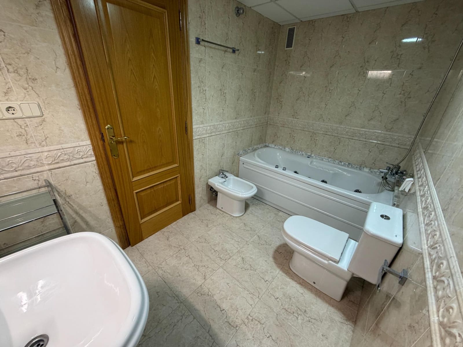 4 slaapkamer Flat te huur in Xativa met garage - € 850 (Ref: 9990712)