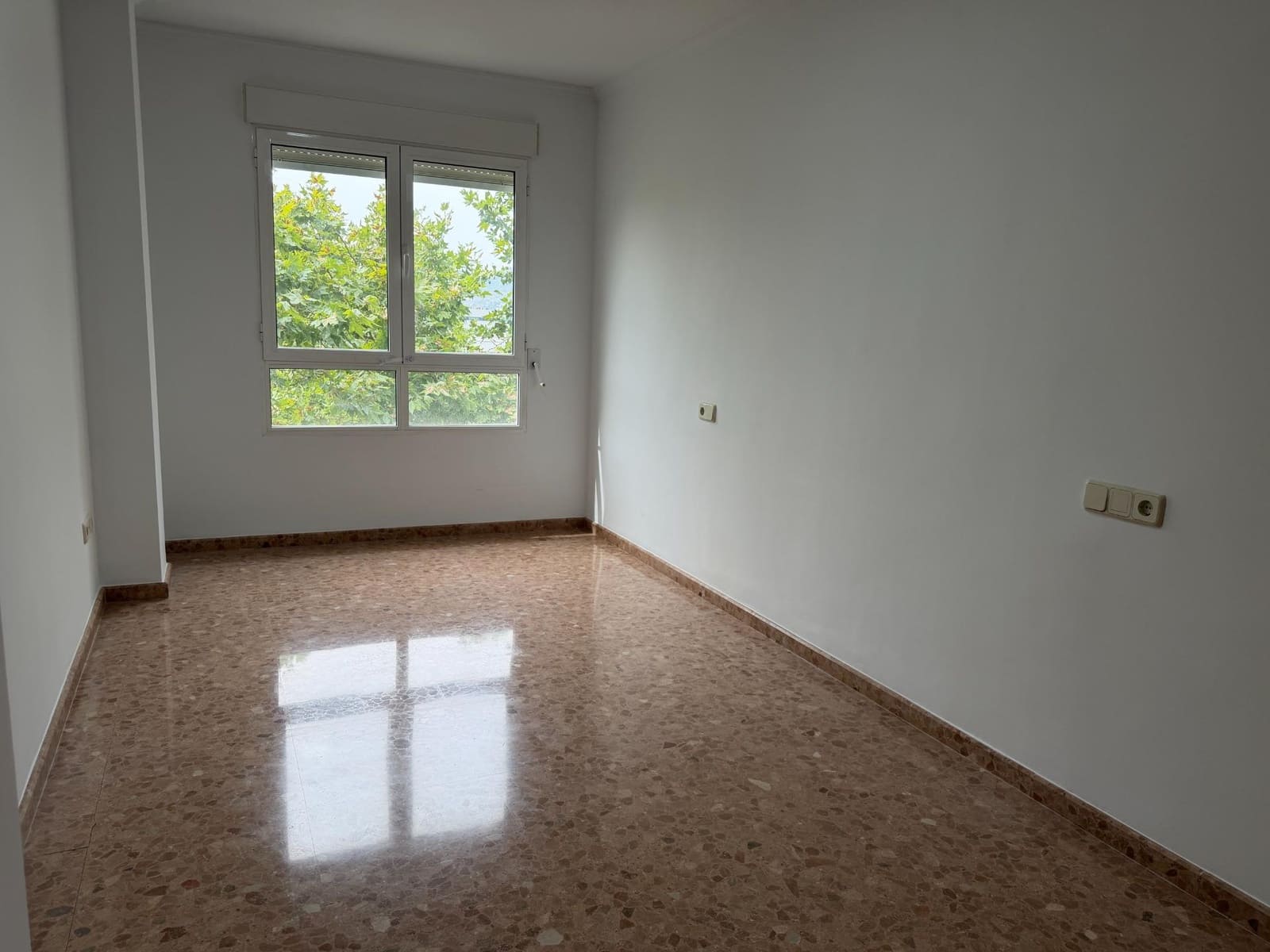 4 slaapkamer Flat te huur in Xativa met garage - € 850 (Ref: 9990712)