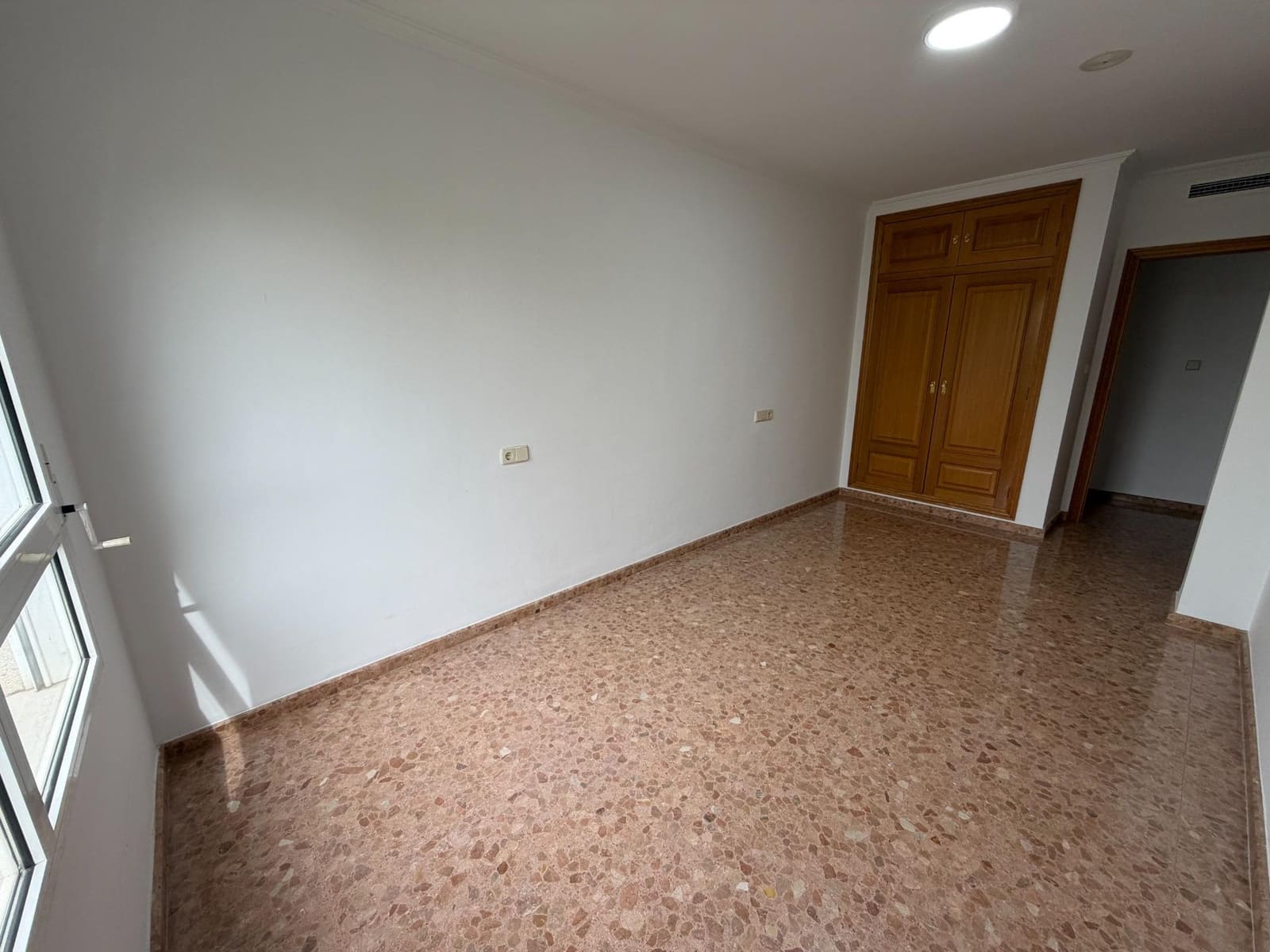4 slaapkamer Flat te huur in Xativa met garage - € 850 (Ref: 9990712)