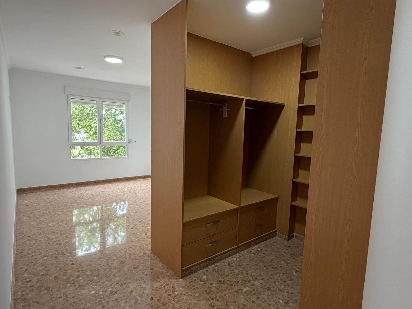 4 slaapkamer Flat te huur in Xativa met garage - € 850 (Ref: 9990712)