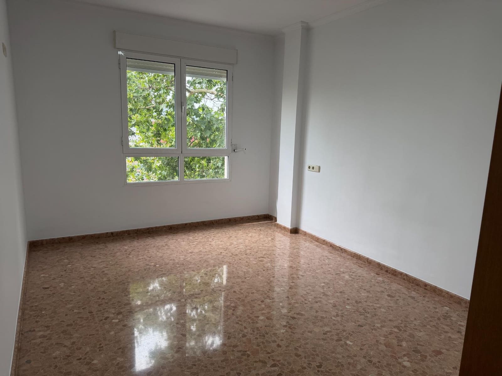 4 slaapkamer Flat te huur in Xativa met garage - € 850 (Ref: 9990712)