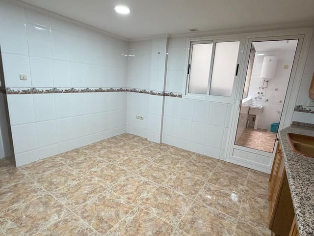 4 slaapkamer Flat te huur in Xàtiva met garage - € 850 (Ref: 9990712)