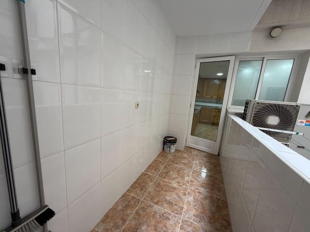 4 slaapkamer Flat te huur in Xàtiva met garage - € 850 (Ref: 9990712)