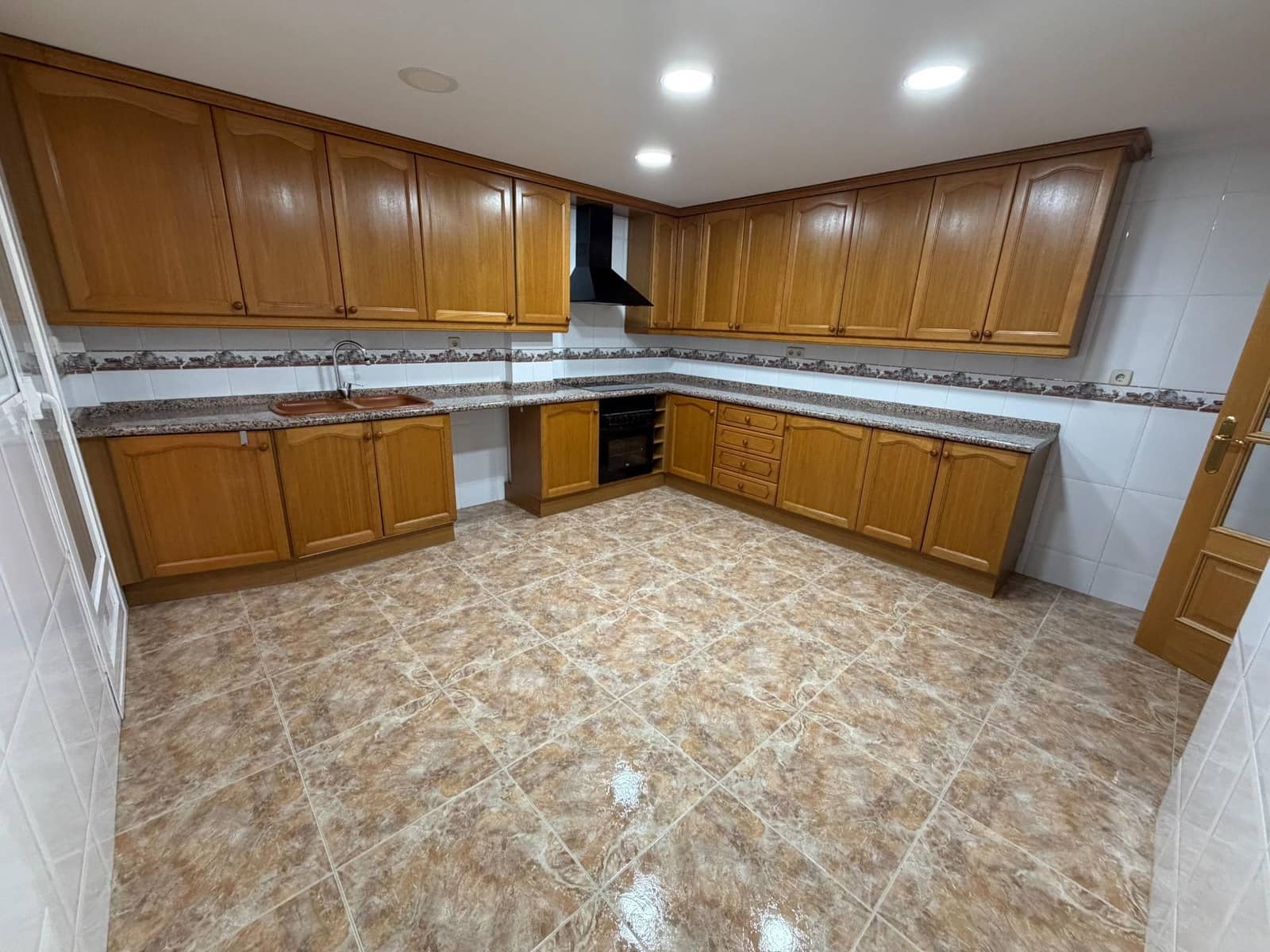 4 slaapkamer Flat te huur in Xativa met garage - € 850 (Ref: 9990712)