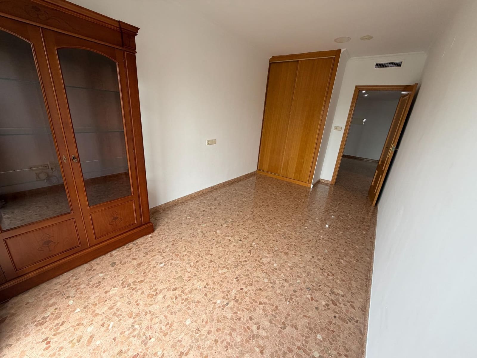 4 slaapkamer Flat te huur in Xativa met garage - € 850 (Ref: 9990712)
