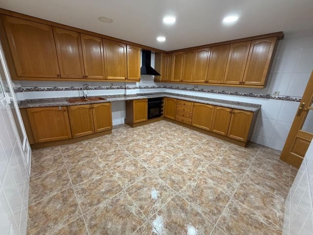 4 slaapkamer Flat te huur in Xàtiva met garage - € 850 (Ref: 9990712)