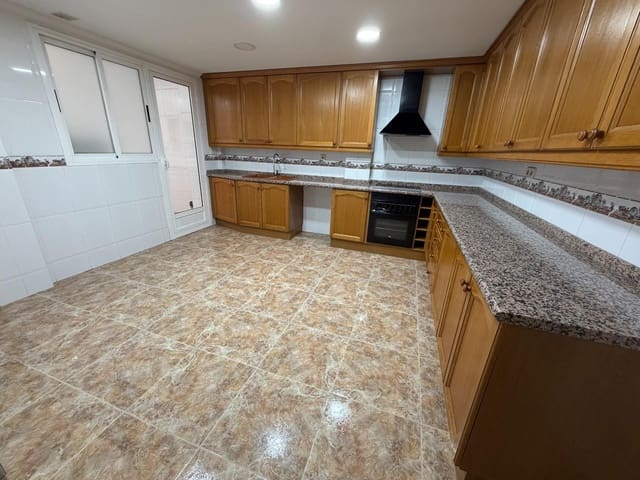 4 slaapkamer Flat te huur in Xàtiva met garage - € 850 (Ref: 9990712)