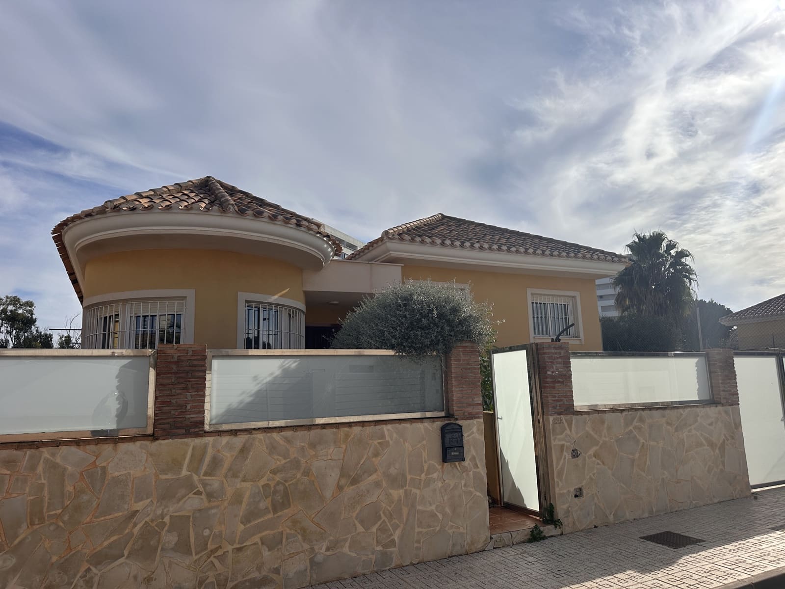 4 bedroom Villa for sale in Playa Honda with garage - € 320,000 (Ref: 9519392)