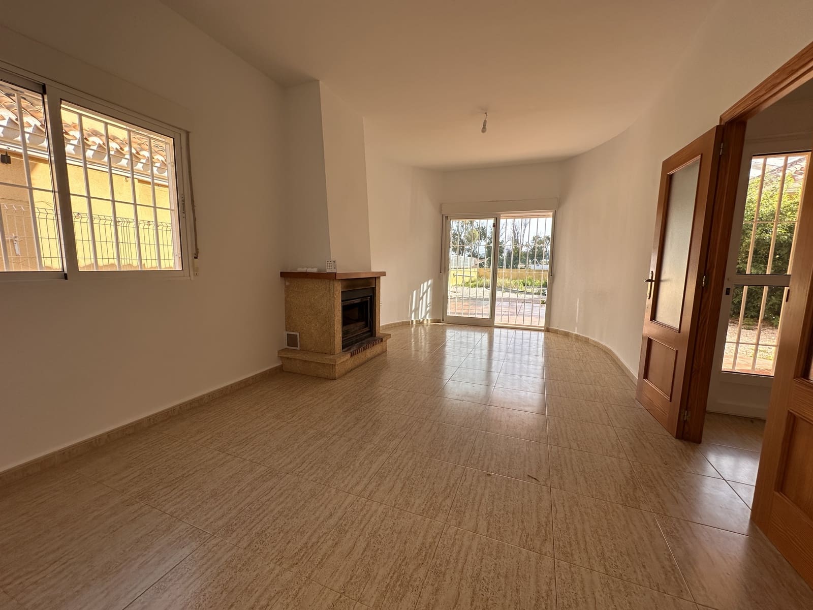 4 bedroom Villa for sale in Playa Honda with garage - € 320,000 (Ref: 9519392)