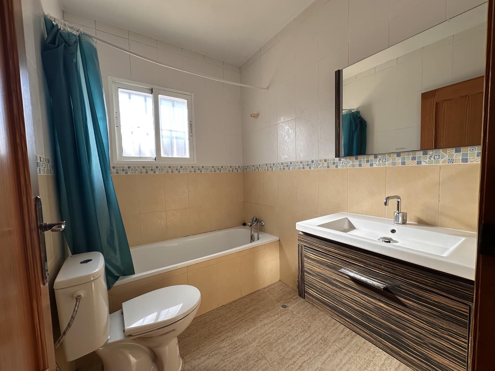 4 bedroom Villa for sale in Playa Honda with garage - € 320,000 (Ref: 9519392)