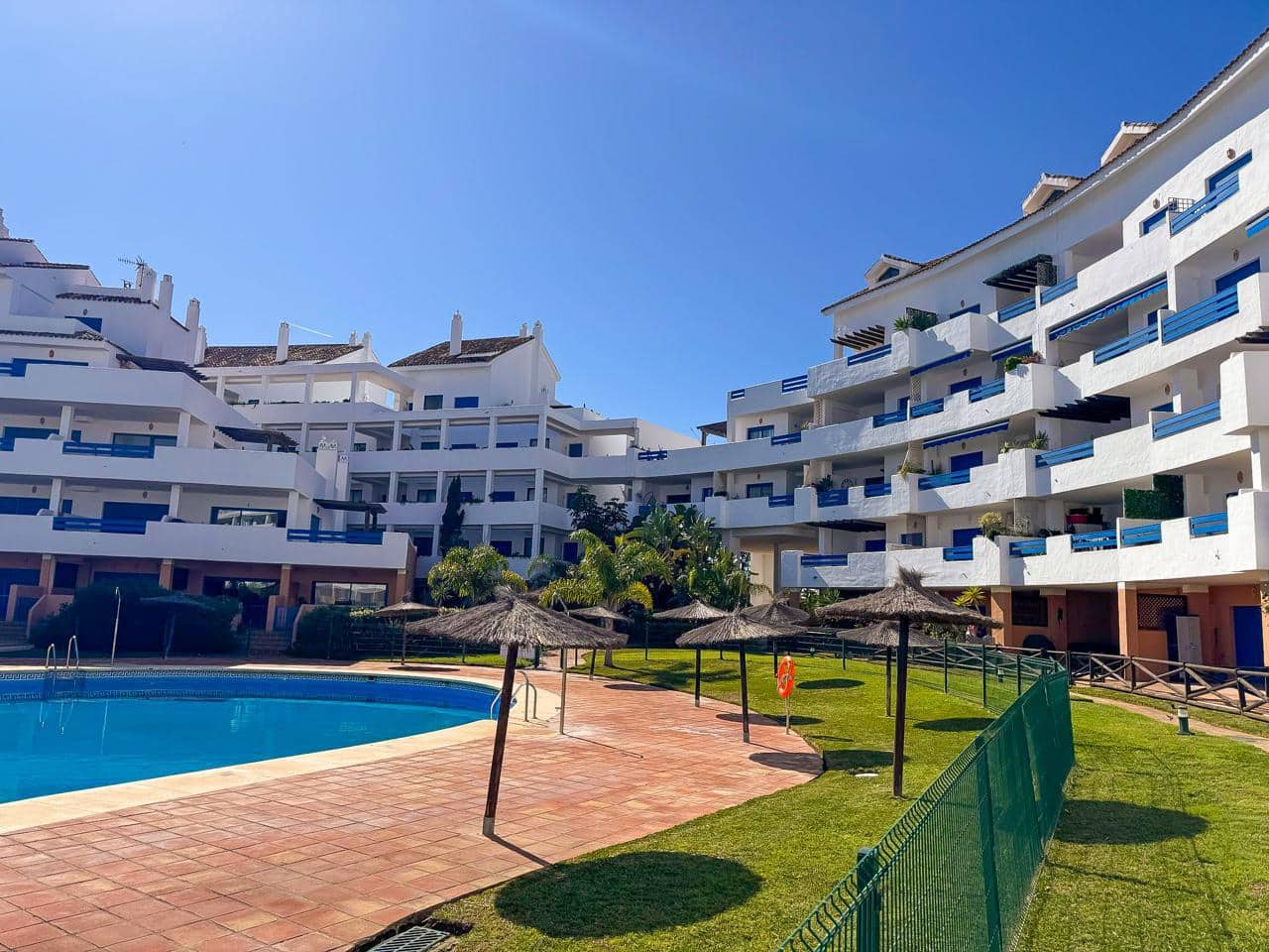 2 bedroom Flat for sale in La Duquesa / Puerto de la Duquesa with pool garage - € 273,000 (Ref: 8856607)