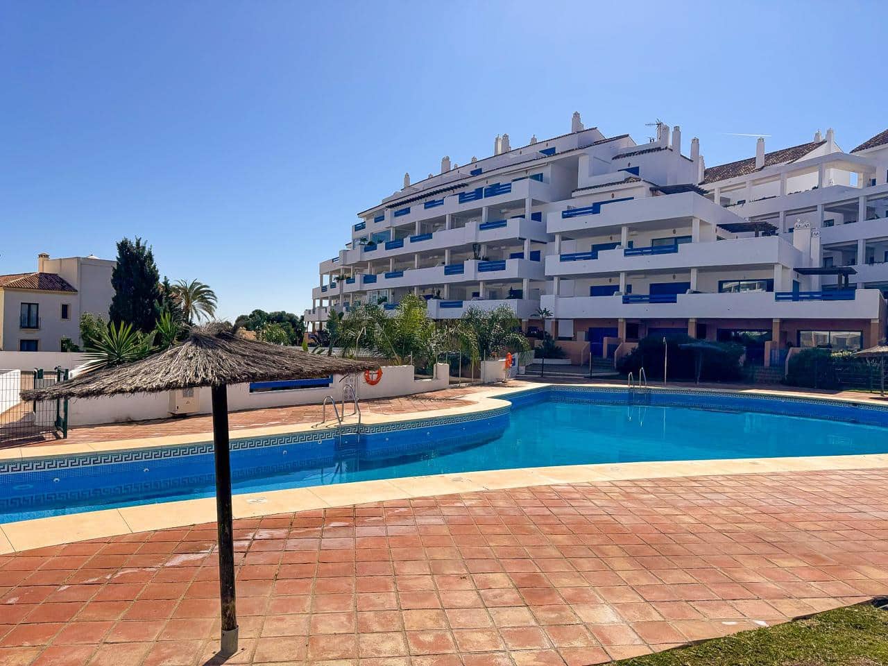 2 bedroom Flat for sale in La Duquesa / Puerto de la Duquesa with pool garage - € 273,000 (Ref: 8856607)
