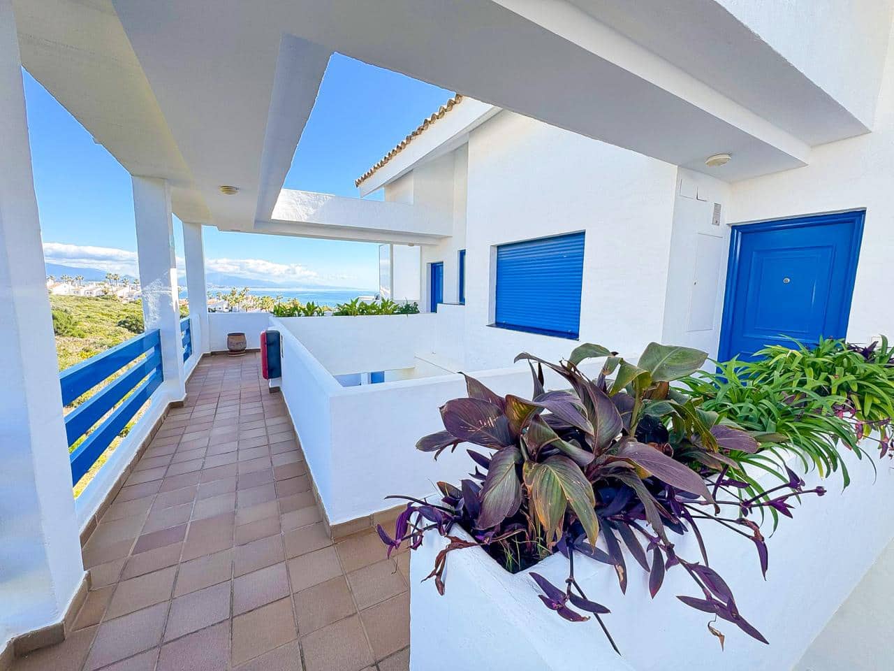 2 bedroom Flat for sale in La Duquesa / Puerto de la Duquesa with pool garage - € 273,000 (Ref: 8856607)