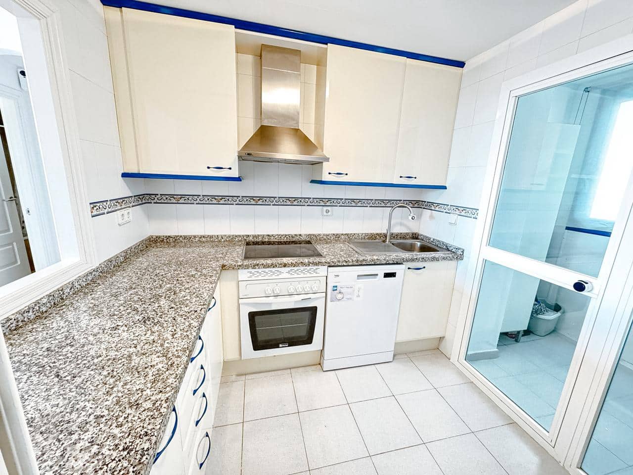 2 bedroom Flat for sale in La Duquesa / Puerto de la Duquesa with pool garage - € 273,000 (Ref: 8856607)