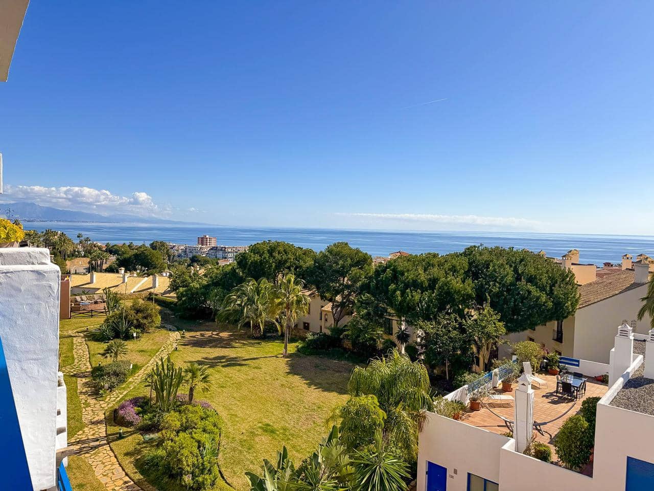 2 bedroom Flat for sale in La Duquesa / Puerto de la Duquesa with pool garage - € 273,000 (Ref: 8856607)