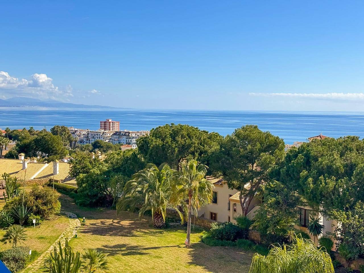 2 bedroom Flat for sale in La Duquesa / Puerto de la Duquesa with pool garage - € 273,000 (Ref: 8856607)