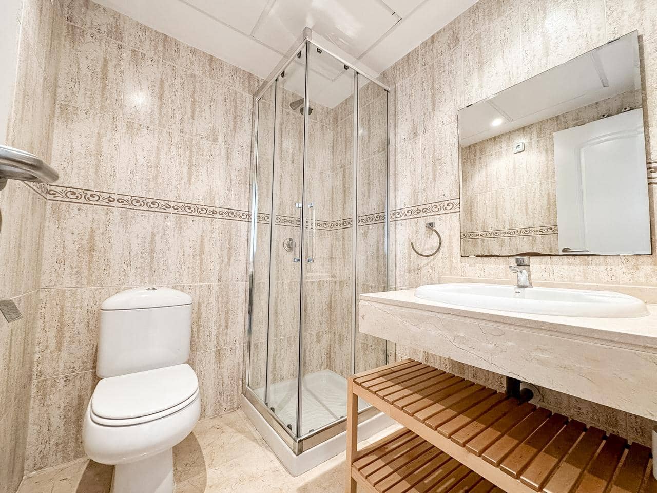 2 bedroom Flat for sale in La Duquesa / Puerto de la Duquesa with pool garage - € 273,000 (Ref: 8856607)