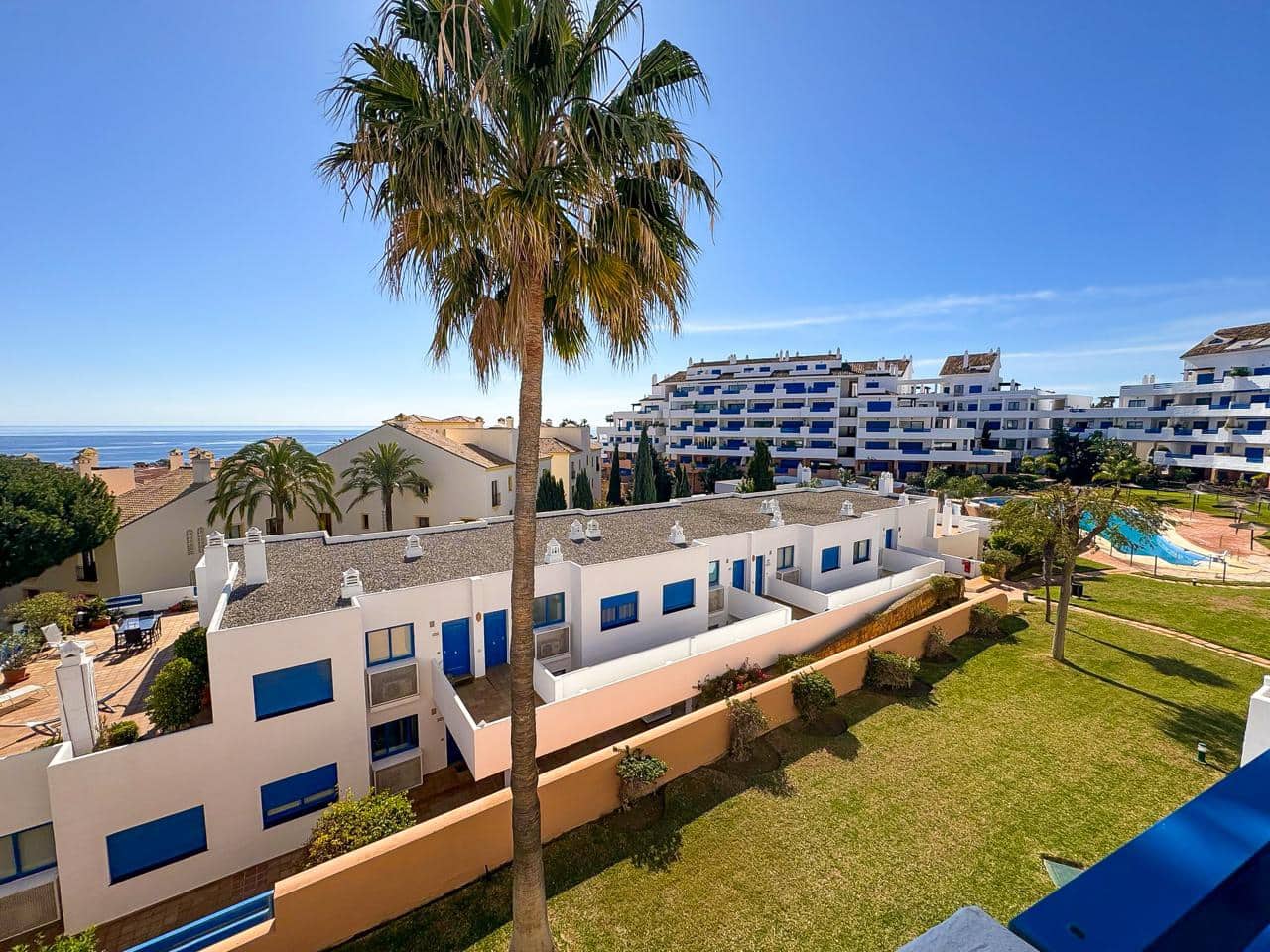 2 bedroom Flat for sale in La Duquesa / Puerto de la Duquesa with pool garage - € 273,000 (Ref: 8856607)