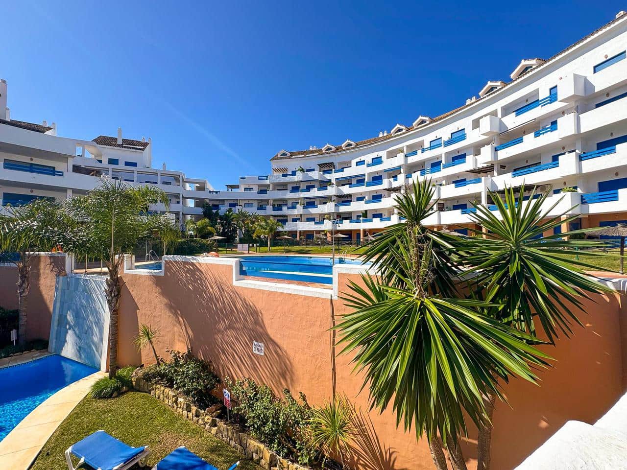 2 bedroom Flat for sale in La Duquesa / Puerto de la Duquesa with pool garage - € 273,000 (Ref: 8856607)