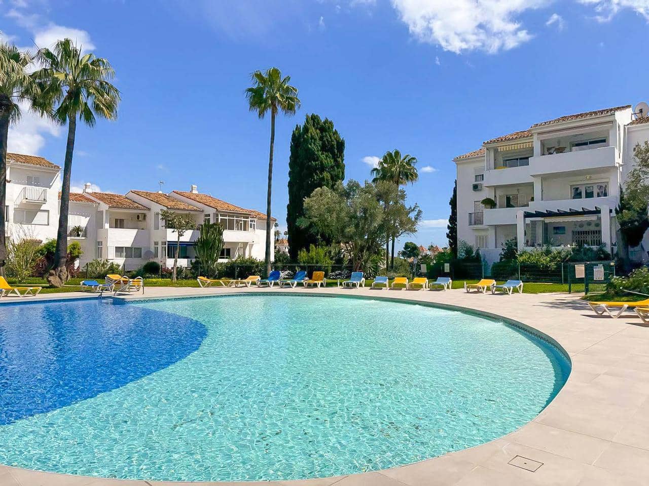 2 slaapkamer Flat te koop in San Luis de Sabinillas met zwembad - € 203.000 (Ref: 8945785)