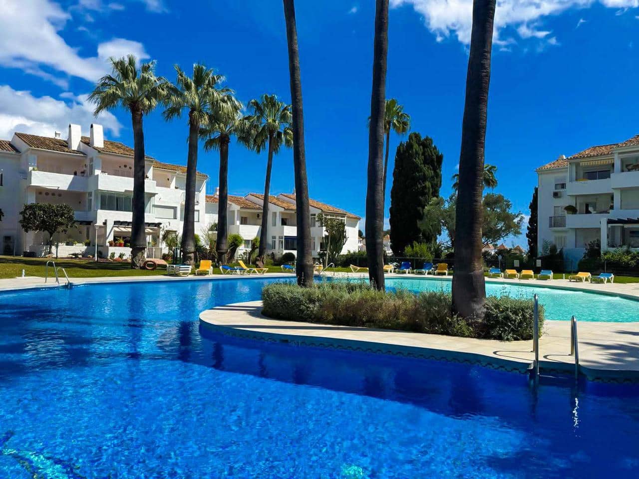 2 slaapkamer Flat te koop in San Luis de Sabinillas met zwembad - € 203.000 (Ref: 8945785)