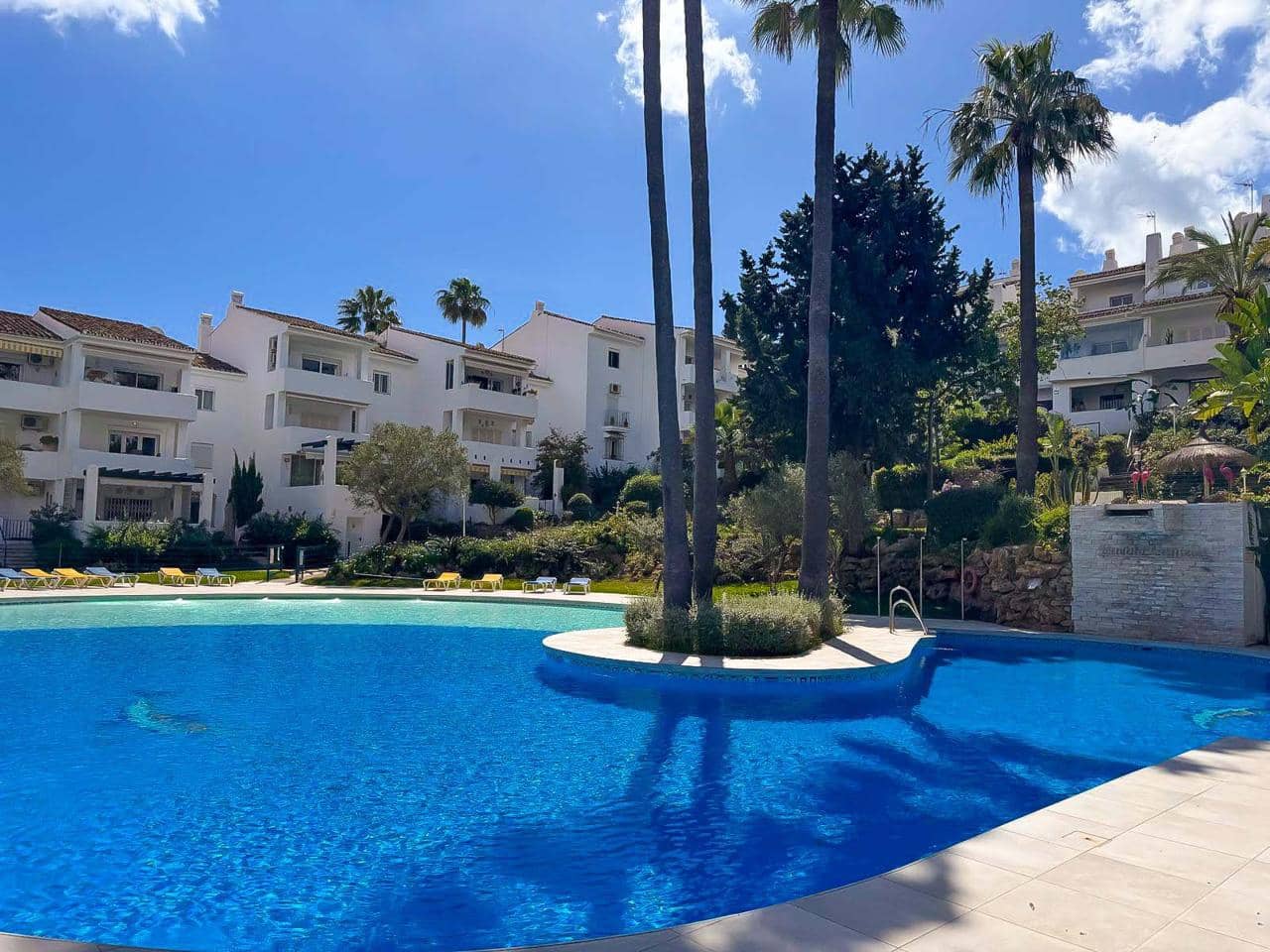 2 slaapkamer Flat te koop in San Luis de Sabinillas met zwembad - € 203.000 (Ref: 8945785)