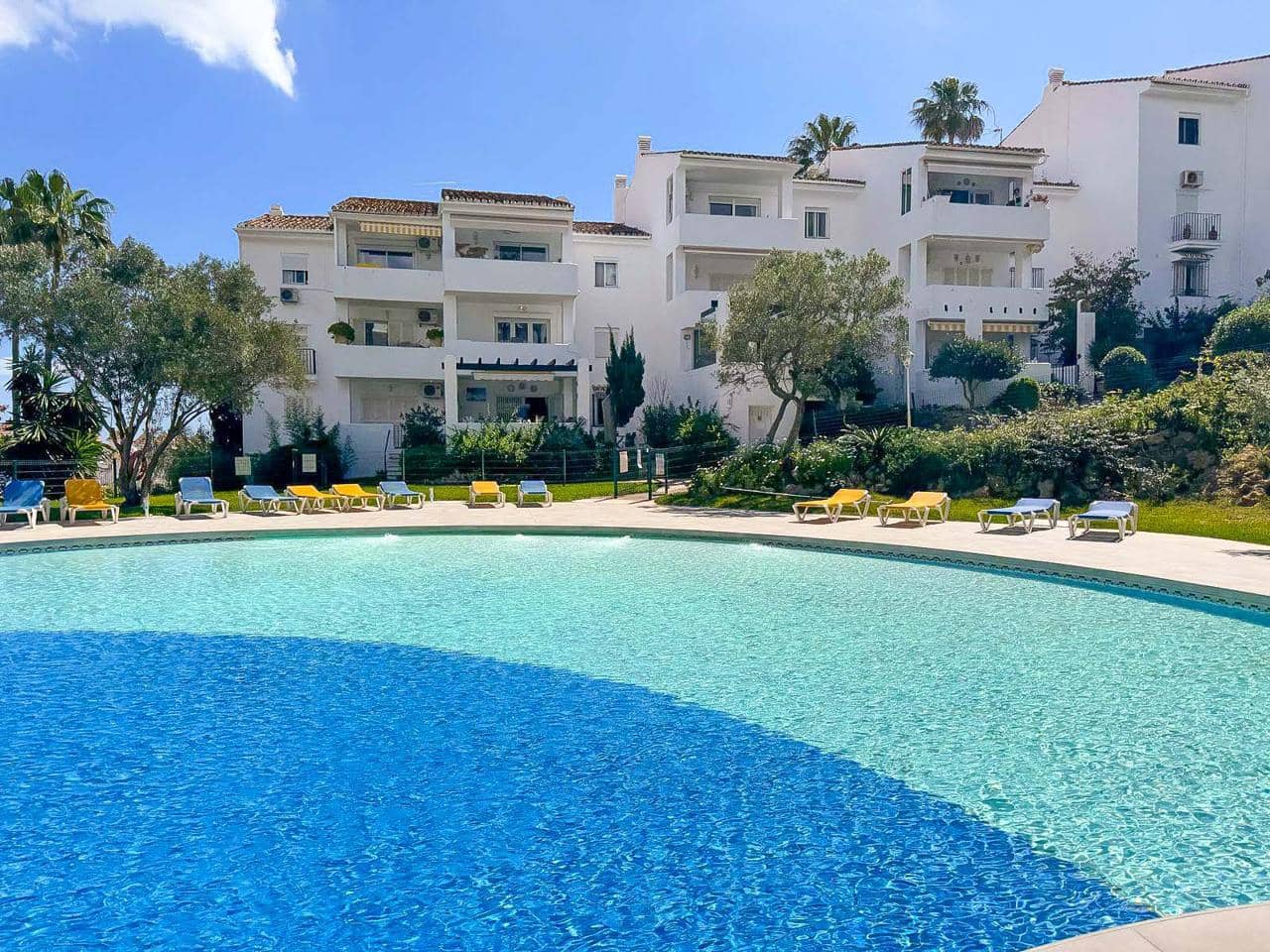 2 slaapkamer Flat te koop in San Luis de Sabinillas met zwembad - € 203.000 (Ref: 8945785)