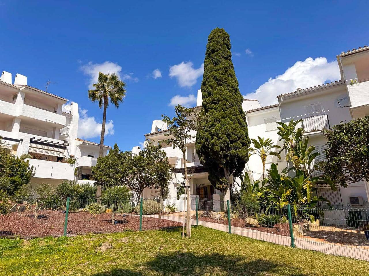 2 slaapkamer Flat te koop in San Luis de Sabinillas met zwembad - € 203.000 (Ref: 8945785)