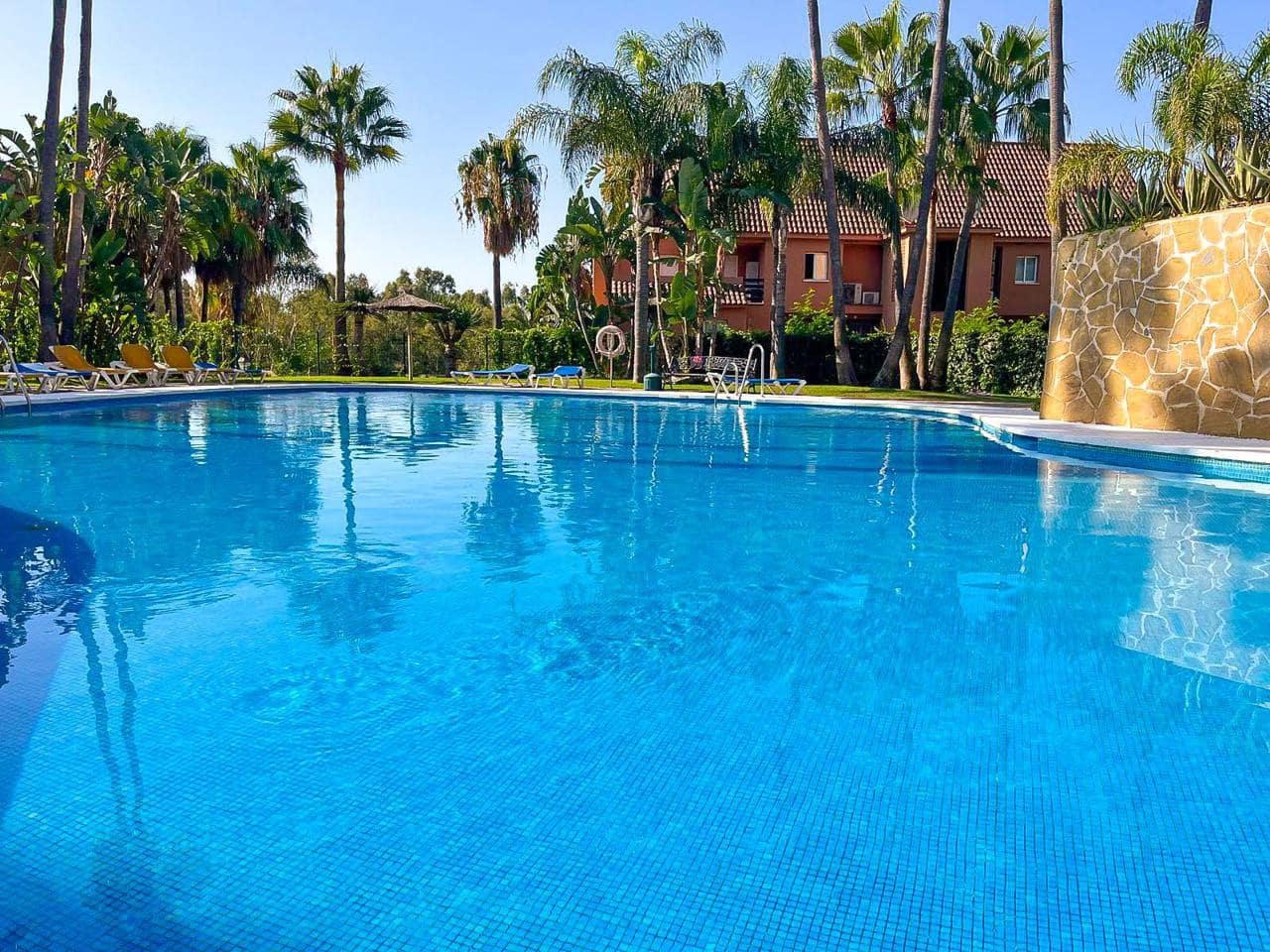 2 bedroom Flat for sale in Bahia de Casares with pool - € 235,000 (Ref: 9271789)