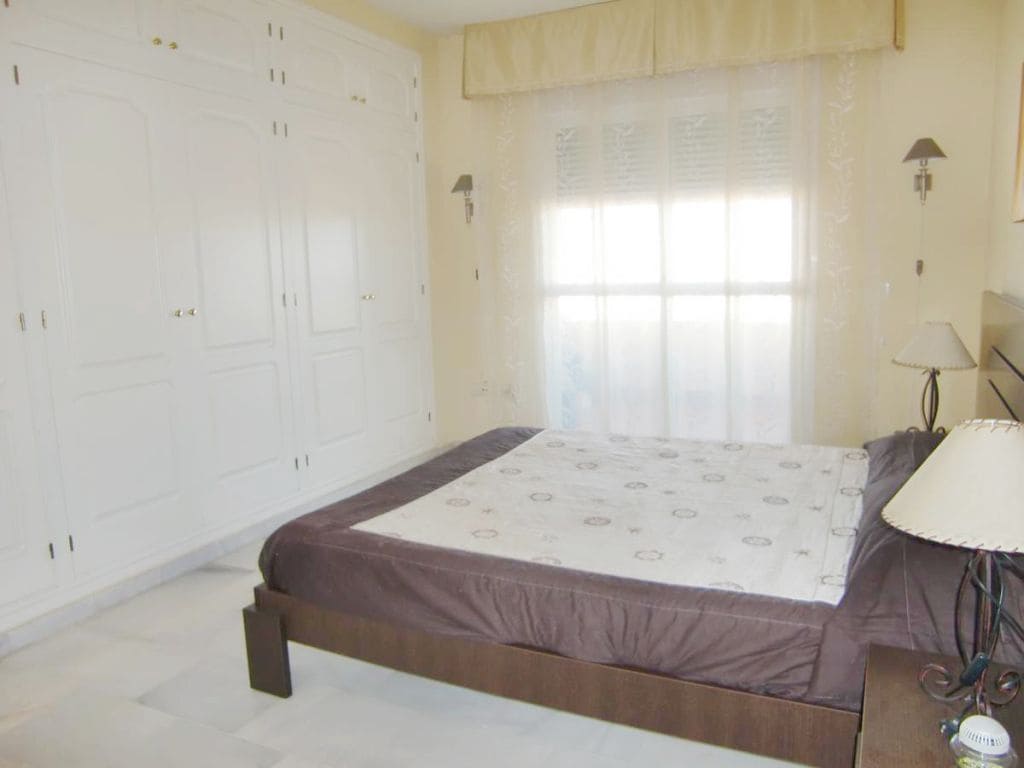 3 bedroom Flat for sale in San Luis de Sabinillas with garage - € 320,000 (Ref: 9387035)