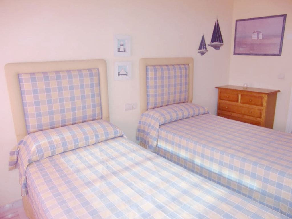 3 bedroom Flat for sale in San Luis de Sabinillas with garage - € 320,000 (Ref: 9387035)