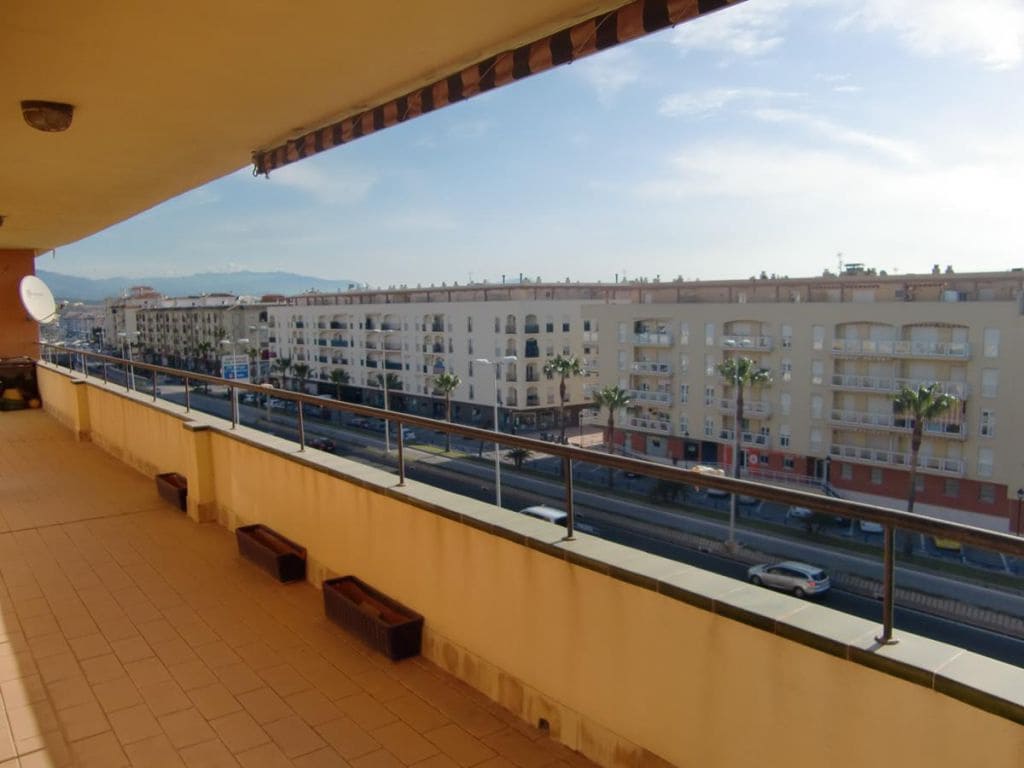 3 bedroom Flat for sale in San Luis de Sabinillas with garage - € 320,000 (Ref: 9387035)