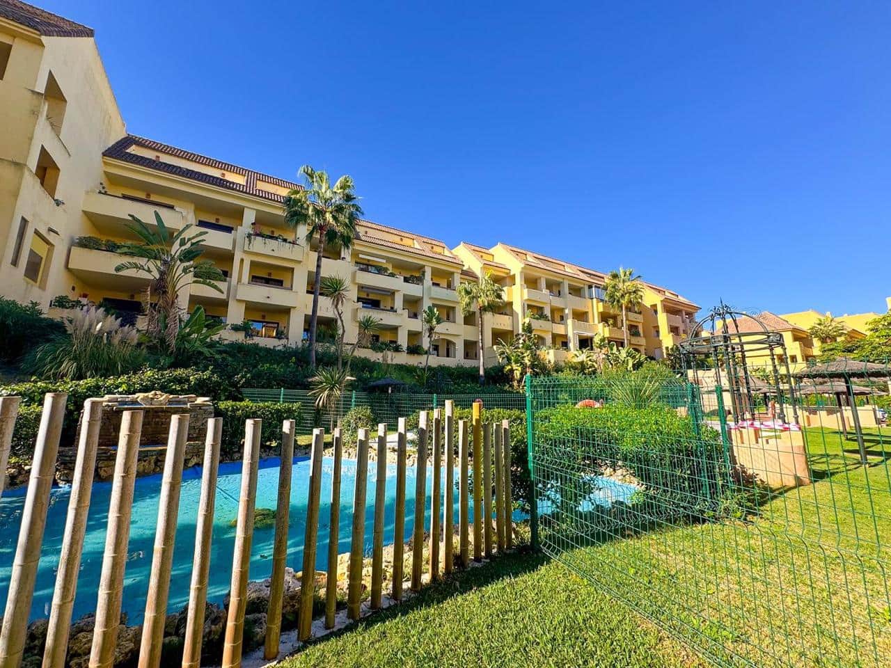 2 bedroom Flat for sale in San Luis de Sabinillas with pool garage - € 275,000 (Ref: 9404530)