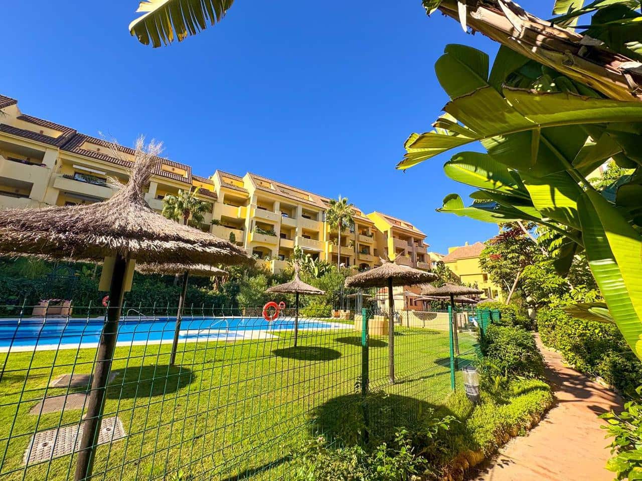 2 bedroom Flat for sale in San Luis de Sabinillas with pool garage - € 275,000 (Ref: 9404530)