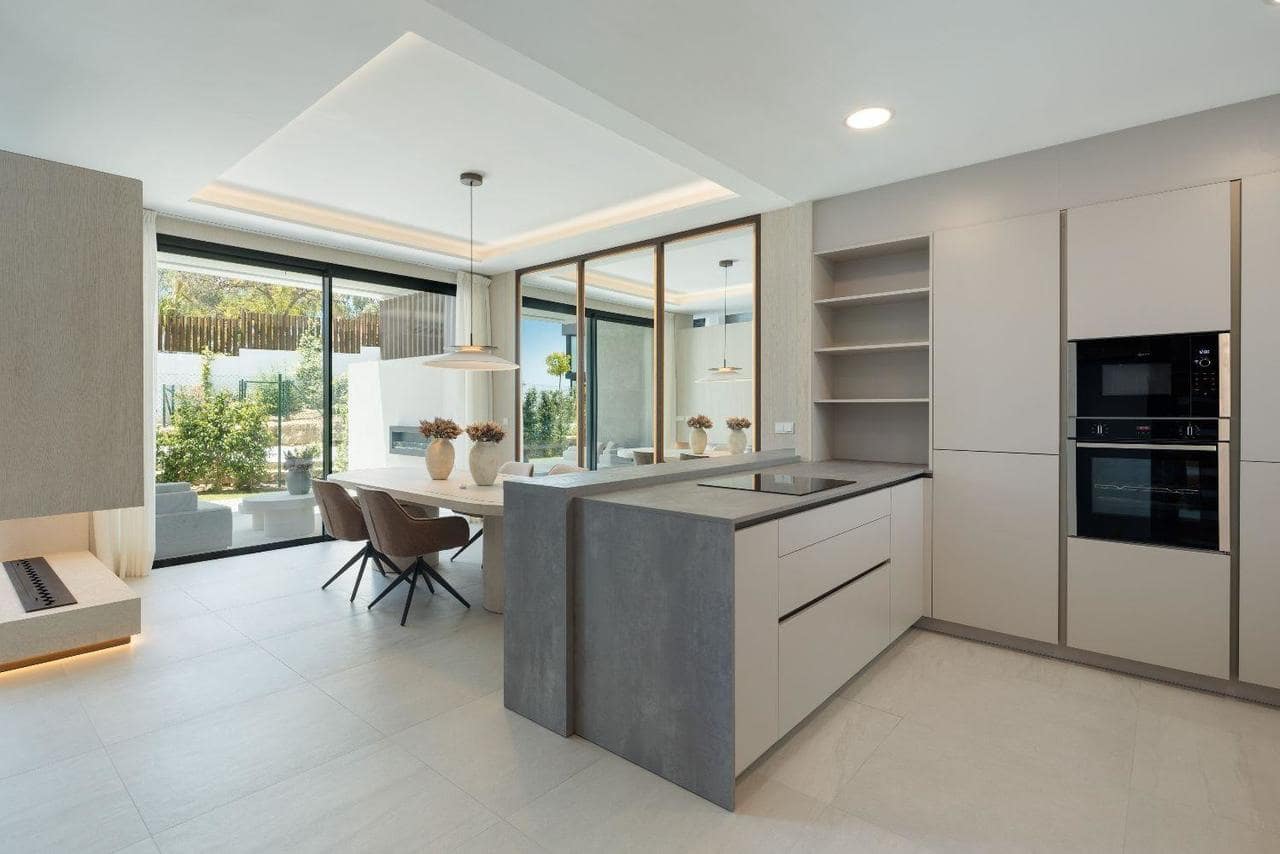 6 bedroom Villa for sale in Marbella with pool garage - € 4,950,000 (Ref: 10003525)