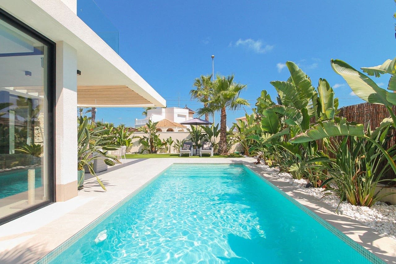 3 soverom Villa til salgs i Orihuela Costa med svømmebasseng garasje - € 749 000 (Ref: 10006262)